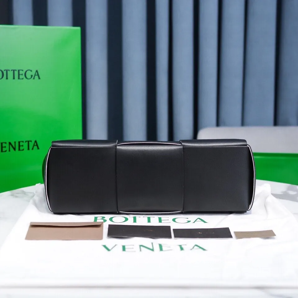 Batch 1860 BottegaVeneta# 🧷Early autumn calfskin SLIP tote handbag, the oversized woven design really makes it a huge gap from ordinary tote bags🔗🔗Different color combinations for the inner and outer layers ⛓Daniel Lee leads the brand gene to continue to evolve with fresh inspiration🧬🧬 Showing the balance between luxury and reality👉Sheepskin Size 36*24*12【9892#】